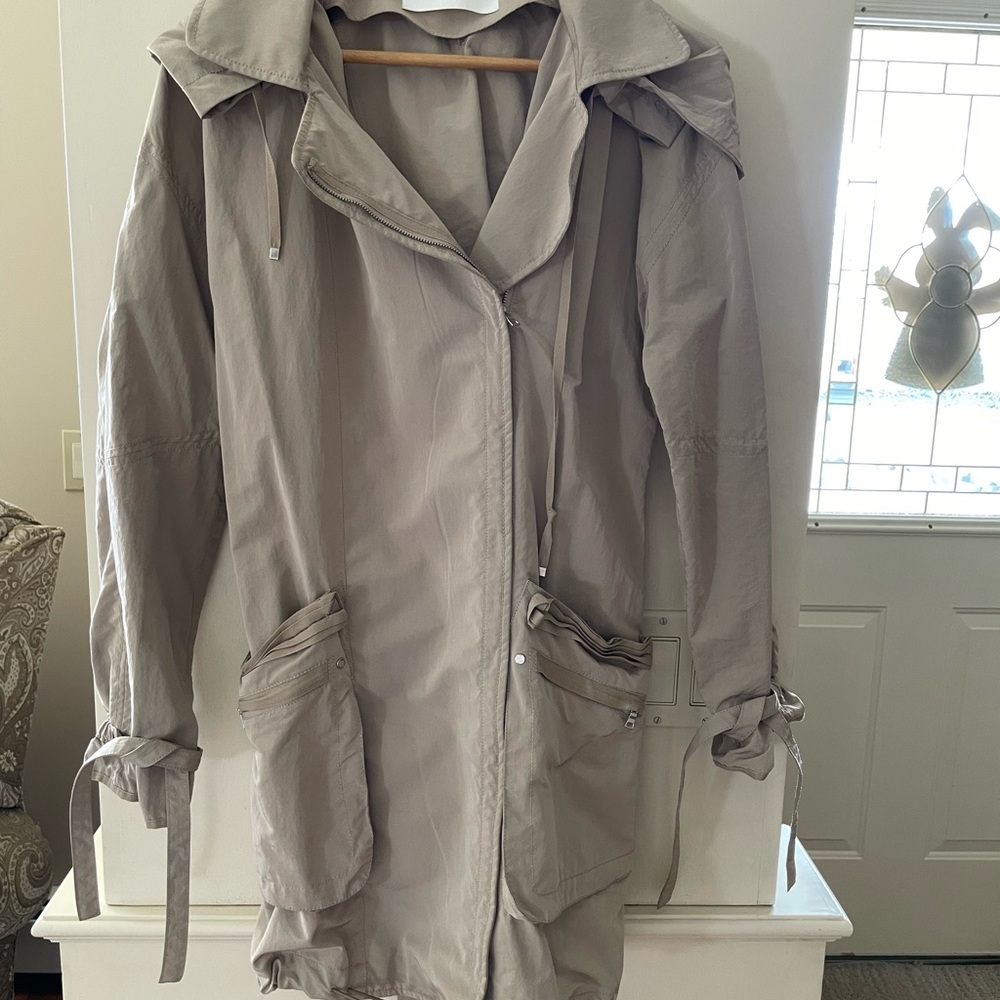 TAHARI rain jacket-hooded, pockets, zip front close.